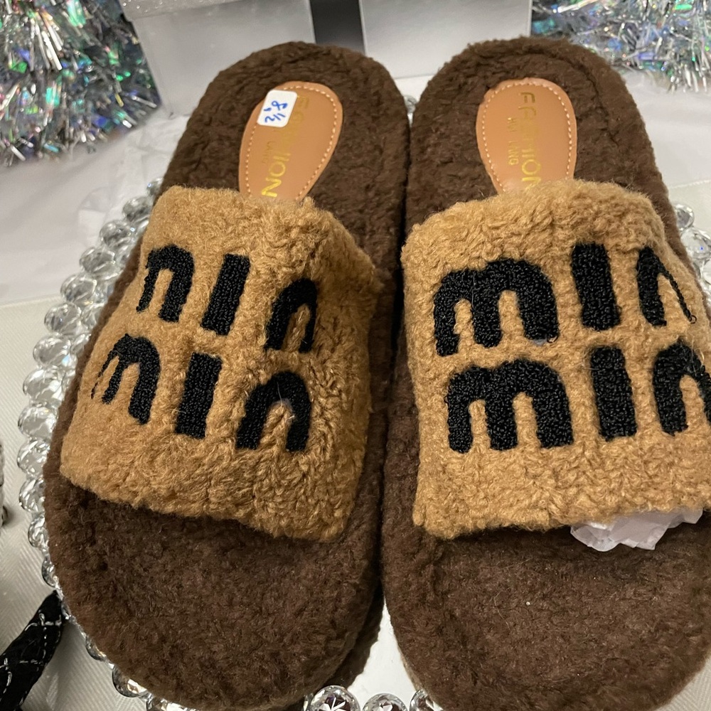 NEW DESIGNER INSPIREDED WOMENS SLIPPERS SIZEENS SLIPPERS COFFEE AND BLACK 8-8.5M